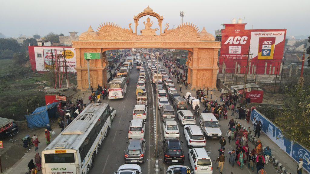 Mahakumbh Traffic Jam: महाकुंभ में लगा लंबा जाम, माघ पूर्णिमा के दिन ऐसे पाएं घर में ही शाही स्नान जैसे पुण्य 1 Mahakumbh Traffic Jam 2
