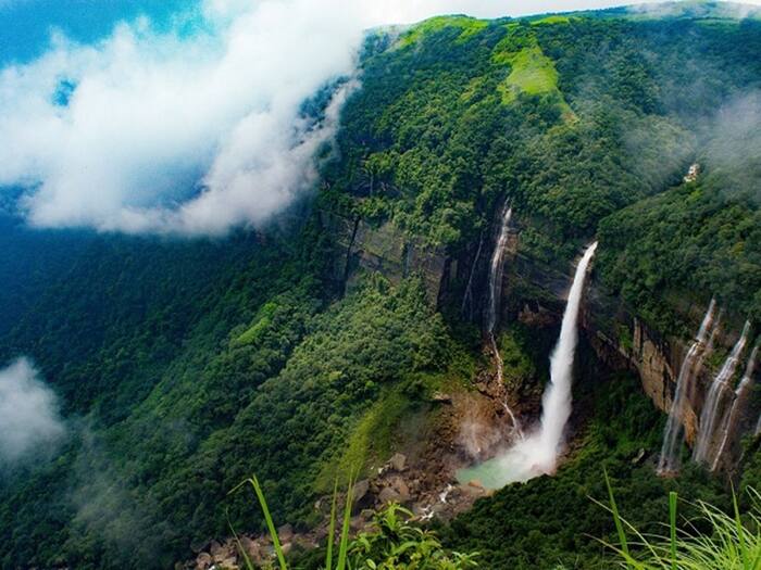 Shillong: सुंदर झरने, बादल आते जमीन पर, Shillong से दूर 55 km एक ऐसी जगह जो कश्मीर से भी खूबसूरत 1 NohKaLikai Falls