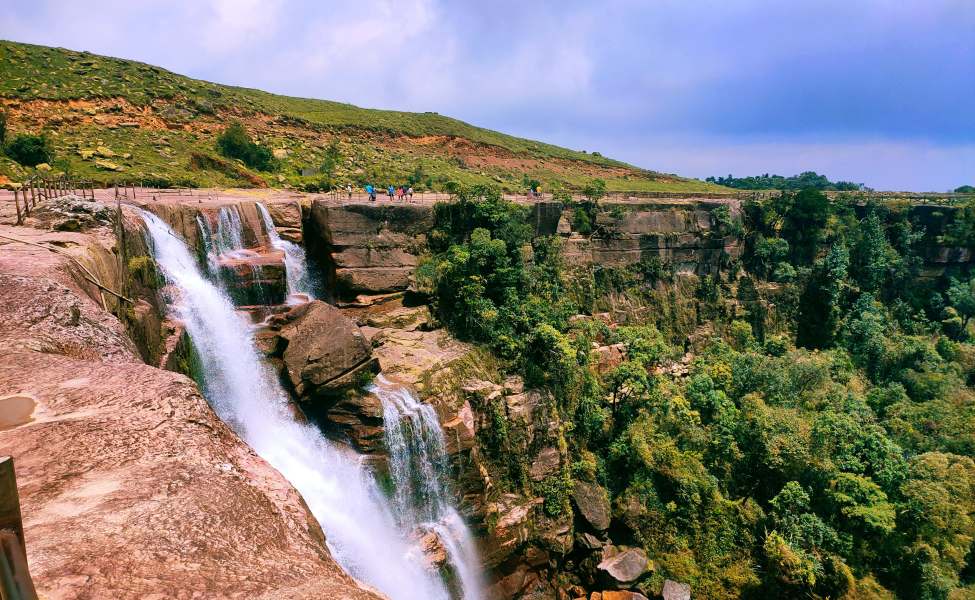 Shillong: सुंदर झरने, बादल आते जमीन पर, Shillong से दूर 55 km एक ऐसी जगह जो कश्मीर से भी खूबसूरत 2 dainthlane falls