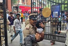 RCB Stampede: आरसीबी की जीत के जश्न में चिन्नास्वामी स्टेडियम के बाहर भगदड़ से मची अफरा-तफरी में 10 की मौत 2 rtrt