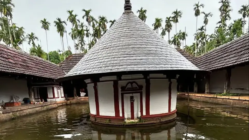 Kerela Temple: मानसून में केरल का 'नीरपुथूर जल मंदिर' जाना किसी स्वर्ग के अनुभव से कम नहीं, जानें यहां तक पहुंचे 1 Kerela Temple
