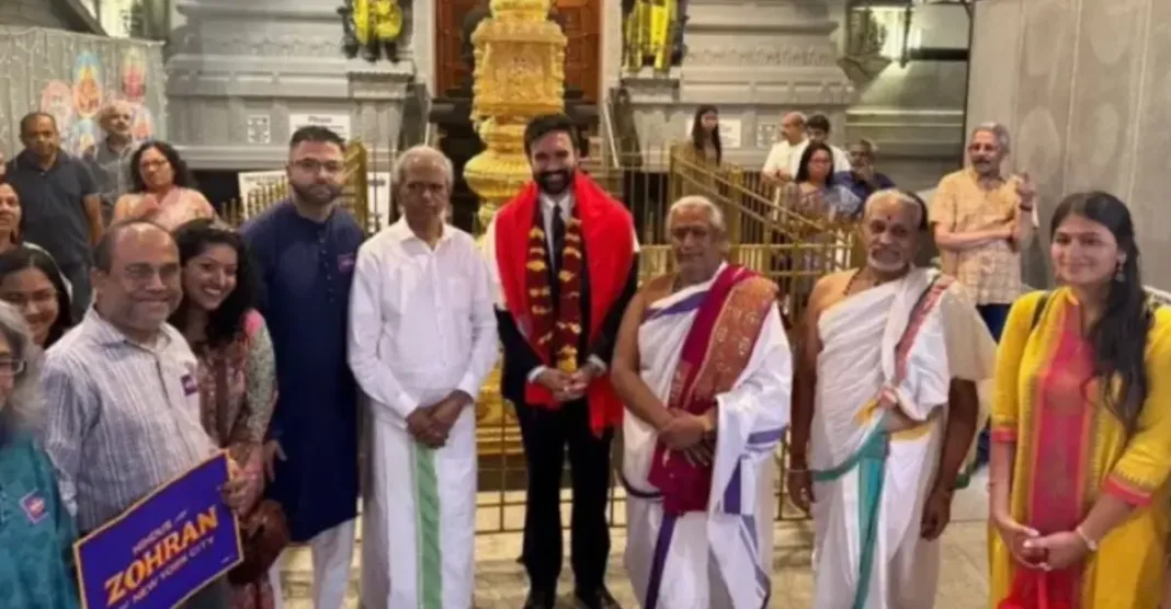 मंदिर में जूते पहनकर पहुँचा जोहरान ममदानी